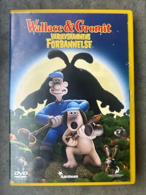 Wallace & gromit: varulvskaninens förbannelse dvd - Wallace & Gromit: Varulvskaninens Förbannelse på DVD. Filmen har textning på svenska, finska och engelska. Speltid: 1 tim. 21 min.  Finns på språk: Svenska, Finska, Isländska, Engelska   OBS!! skivorna är begagnade så det kan förekomma repor/hairlines på skivorna, men då jag kollar igenom alla filmer jag säljer garanterar jag att alla funkar felfritt om inget annat står! :)