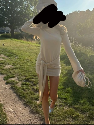 Klänning - Säljer min superfina klänning från Nelly, stickat material med knytdetalj! Endast använd en gång!!