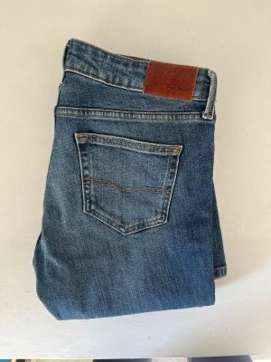 Pepe Bootcut jeans - Säljer dessa jättesnygga bootcut jeans från Pepe Jeans, i nyskick! Storlek 28x32, midjemått 39 cm innerbenslängd 81cm