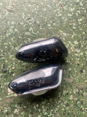 Aerox led blinkers till org styre - Säljer ett par svarta blinkers med rökfärgat glas och bikakemönster. De har gul och svart kabel för enkel installation och passar de flesta motorcyklar. Blinkershusen är i plast och metall, och designen är modern och stilren.