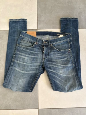 Dondup George Jeans Herr - Säljer nu mina schyssta DonDup George Jeans för herr! ✅Storlek 32, passar dig som brukar ha runt 30-32 i midja och 32 i längd!✅ Väldigt gott skick, hör av er vid frågor eller liknande!🚚Fraktar alltid inom 24h!🚚