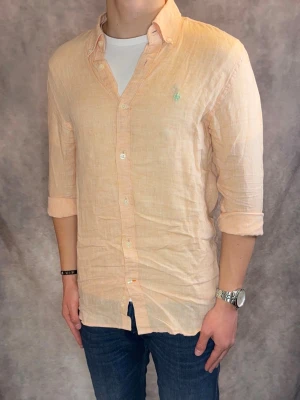 Aprikos Morris Linneskjorta - Stl S - Riktig snygg Morris Linneskjorta i aprikos med mintfärg märke, perfekt till sommaren som närmar sig! 🏖️🌊 | Mycket bra skick: 9,5/10, utan defekter! | Stl: S |  Modellen är 177cm och väger 75kg, sitter grymt | Hör av dig vid frågor // Galgen 🫡 