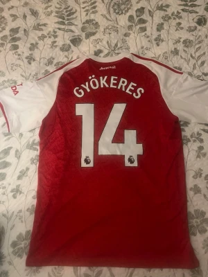 Gyökeres arsenal 25/26 - Gyökeres arsenal tröja storlek L. Köpt från arsenals hemsida kvitto finns nypris 1100kr. Använd ett fåtal gånger, nyskick