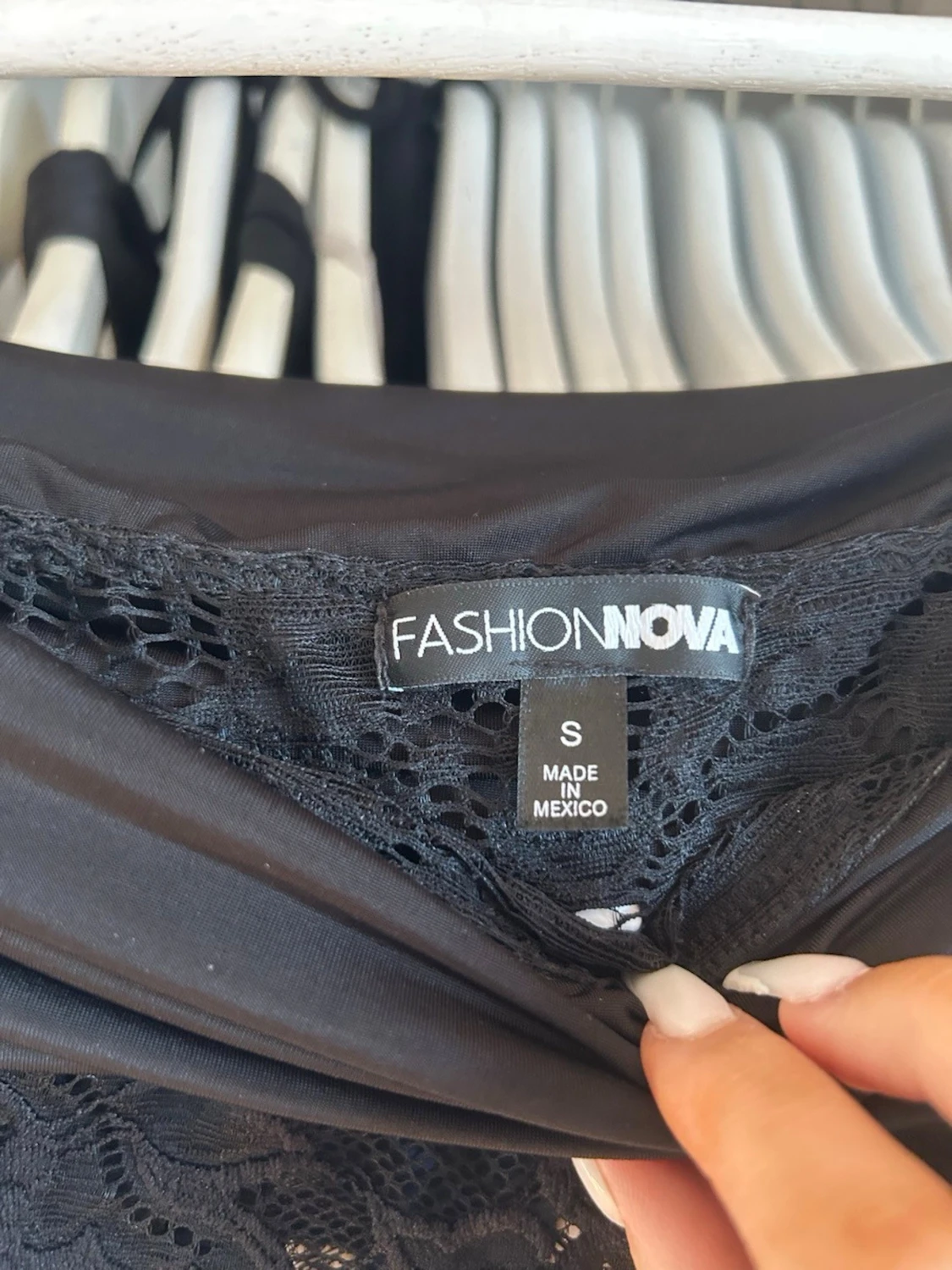 Svart offshoulder spets topp Fashion Nova - 1