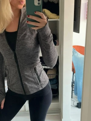 Lululemon jacka - Säljer min gråa lululemon jacka för att den är för liten för mig! Storlek: 4💗💗