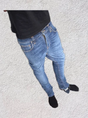 Nudie jeans - Bra skick, inga defekter. Mått finns bara attt fråga . Endast 299.