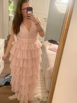 Bal klänning  - Helt ny och oanvänd balklänning från Bubleroom. Lappar sitter kvar och den är köpt för 1799 kr. Jätte fin öppen rygg och djup v ringning med mycket lager i kjolen. Helt oanvänd i storlek L. Priset går absolut att diskutera. Skriv för fler bilder 😊