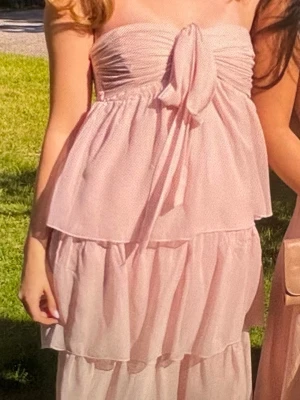 Rosa balklänning  - Endast använd en gång. Har ett svart streck på nedre backsida men inget som syns på långt håll. Jag är 168cm💞