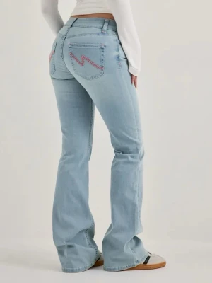 Ljusblå bootcut jeans med zigzag-detalj - Säljer ett par ljusblå bootcut jeans med cool broderi i rosa på bakfickorna. Jeansen har låg midja. De är långa i benen för mig som är 173. Har använt typ 3 gånger så de är nästan helt oanvända. Köpte dem för 800kr