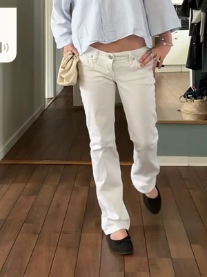 Vita raka jeans med låg midja - Säljer ett par snygga vita jeans med låg midja. Mäkte är LTB och säljs inte längre! Jeansen är i mycket bra skick lite skitiga där bak, som jag tagit bild men inget som syns i verkligheten. Jag är 163 cm och de passar perfekt! 