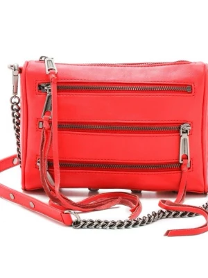 Röd axelväska från Rebecca Minkoff - Snygg röd axelväska i läder från Rebecca Minkoff med tre dragkedjefickor framtill och en kedjedetaljerad axelrem. Väskan har en stilren rektangulär form och silverfärgade metalldetaljer. Perfekt för dig som vill ha en cool och trendig accessoar.