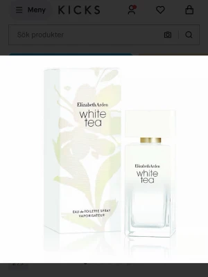 Elizabeth Arden White Tea parfym - Fräsch parfym från Elizabeth Arden, White Tea-serien. Flaskan är stilren i glas med vit och guldig detalj. Doften är lätt, blommig och elegant, perfekt för dig som gillar subtila och fräscha dofter. Detta är en toppen parfym till vardags och nu mot sommaren. Fräsch och lätt. Sprayad en gång för att lukta på. 