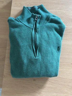 Grön stickad tröja med halv dragkedja - Snygg grön stickad tröja från Polo Ralph Lauren med halv dragkedja och hög krage. 