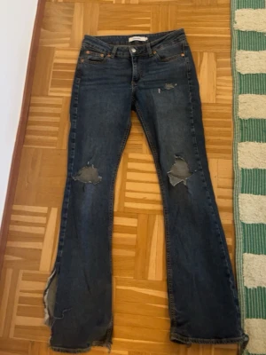 Jeans - Jeans, lite sönder längst ner på benet, används ungefär 4ggr, säljer för att de ej används, pris kan diskuteras 💕