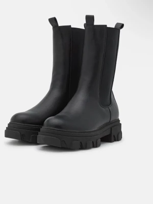 Svarta boots  - Säljer ett par svarta chunky boots med högt skaft och grov sula. Bootsens ovandel är i slätt material och de har dragkedja på insidan för enkel påtagning.