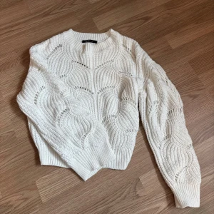 Vit stickad tröja med strukturmönster - V stickad tröja från Gina Tricot. Perfekt för kyliga dagar.