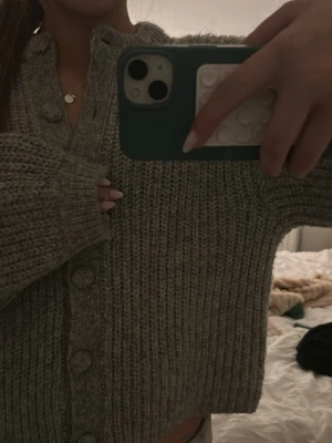 Grå stickad kofta från Gina Tricot - Köpte tröjan för runt 600 och finns inte kvar att köpa vad jag vet… passar som xs-s kskkk m..Mysig grå stickad kofta från Gina Tricot med stora knappar framtill. ribbstickade muddar perfekt för lager på lager och riktigt skön att ha på sig under kyliga dagar.