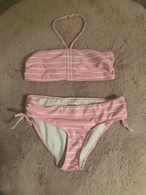 Rosa bikini - Säljer denna supersöta bikini från Kappahl i storlek 158/164💞såklart nytvättad☺️