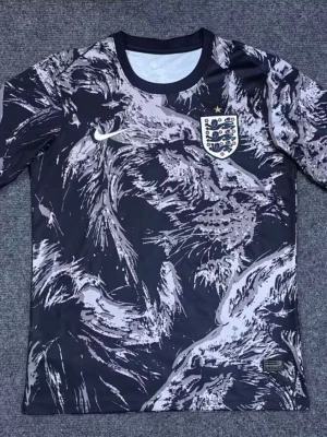 England Nike svart fotbollströja - Snygg svart fotbollströja från Nike med England-emblem på bröstet och ett unikt abstrakt mönster i grått och vitt. Tröjan har rund hals och korta ärmar, perfekt för träning eller match. Materialet är lätt och andas bra. Du kan bestämma vilken storlek du vill ha!!! Det kan ta upp till 15-20 dagar för tröjorna att komma!!! 