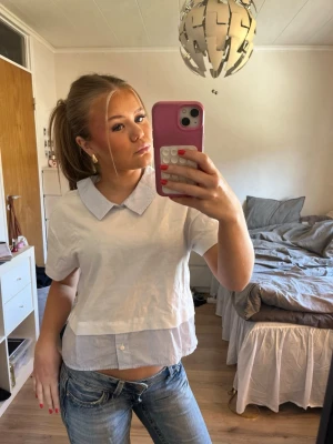 Söt sommarblus  - Jättesöt sommarblus med randig skjorta som synd vid bottnen och kragen🌷perfekt till studentfester och midsommar! Org pris 299kr. Passar både xs/s😇helt ny, oanvänd