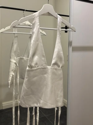 Zara satin top open back - Satin topp med öppen rygg & knytning. Otroligt fin på! Aldrig använd endast provad. Stl xs. Kan hämtas / skickas. 