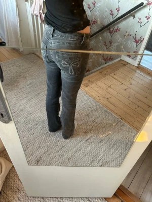 Grå bootcut jeans med broderi - Säljer ett par grå bootcut jeans. 