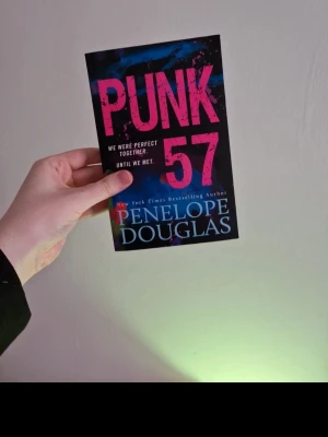 Dark romance bok - Punk 57: Läst men i fint skick förutom någon mindre defekt. Nypris 130 kronor ( bokus ). Katt finns i hemmet. Jag har fler böcker till salu