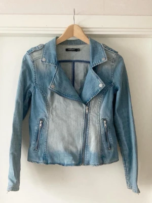 🍒Vintage y2k jeansjacka  - 🍒DREAMY DENIM🍒Vintage y2k ljusblå jeansjacka i denim med dragkedjor. Kommer i ett stretchigt jeanstyg.🍒 