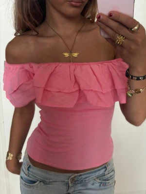 Offshoulder rosa volangtopp  - Såå fin offshoulder rosa volangtopp ! Jag är 168 och det är mina bilder, köp via köp nu direkt eller Swish, kvar tills markerad som såld 💖 
