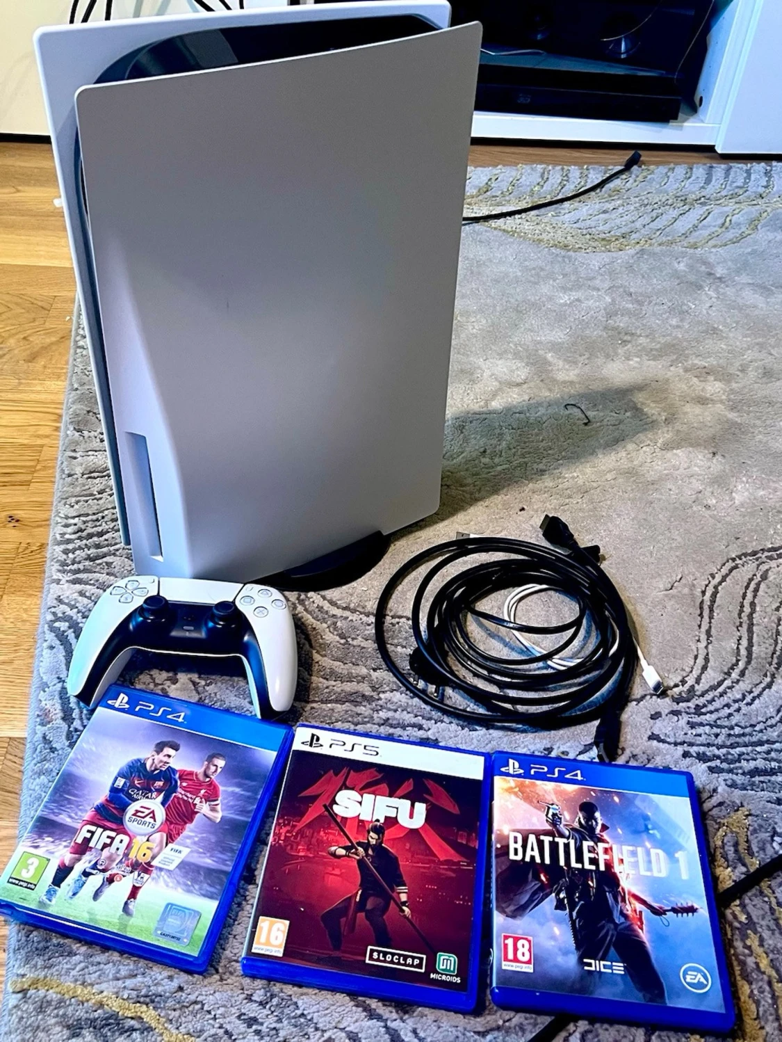 PlayStation 5 med skivläsare en handkontroll samt 3 spel