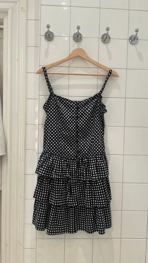 Sommarklänning!!  - Jättefin sommarklänning! Storlek L men skulle säga att den passa mindre också 