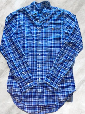 Ralph Lauren skjorta S - Säljer en riktigt schysst raffe skjorta i storleken S. Skjortan har inte defekter, stilren och är riktigt clean.   Nypris ligger runt 1000kr, men jag säljer den endast för 399kr. Skjortan är nyskick✨✨  Tveka inte ställa frågor💬  Skickar även med fina gåvor vid varje beställning🎁 Om man beställer i bundle får man rabbat💸