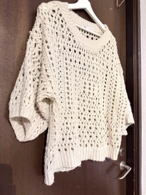 Zara tröja - Säljer en snygg Zara tröja, det finns en tråd som sticker ut lite annars är tröjan så gott som ny!🫶🏼