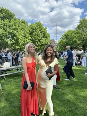 Röd balklänning - Säljer en röd långklänning med plisserad kjol och halterneck. Klänningen har en elegant och flytande passform, är ärmlös och har en snygg v-ringning. Perfekt för sommarens tillställningar och bal❤️❤️ aldrig använd och har tyvärr inte egna bilder på!