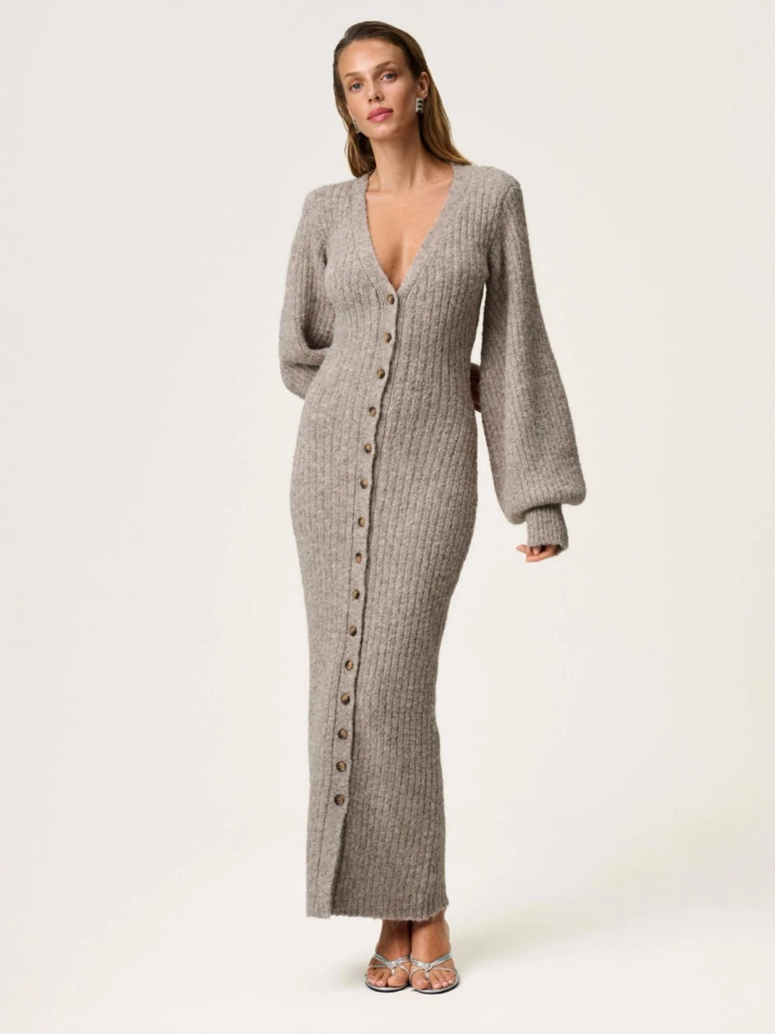 Lång beige stickad kofta med knappar