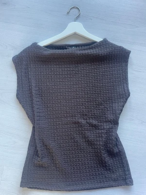Mörkbrun topp - Brun topp utan armar. Strl S/M Tunn och perfekt till sommaren!