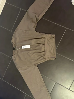 Brun långärmad top från Gina  - En lite finare vardagströja som tyvärr inte passar mig så bra, men helt ny och jätte skönt material 💞