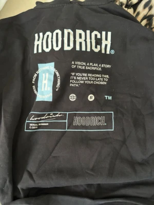 Svart hoodie från Hoodrich - Snygg svart hoodie från Hoodrich med stora tryck både fram och bak. Den är använd ett par gången men finns inget slitage på tröjan. Pris går att diskutera och jag kan skicka de snabbt! 💕