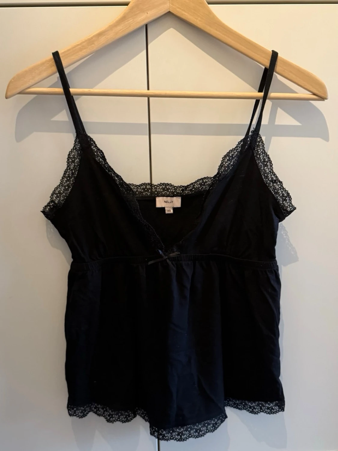 Svart linnetopp med spetsdetaljer