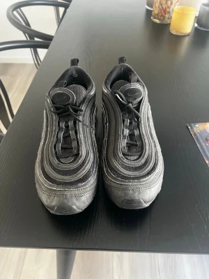 Nike armar 90 - Skit feta as bra skick lite smutisiga men tvättat innan jag skickar har all luft och inga skavanker