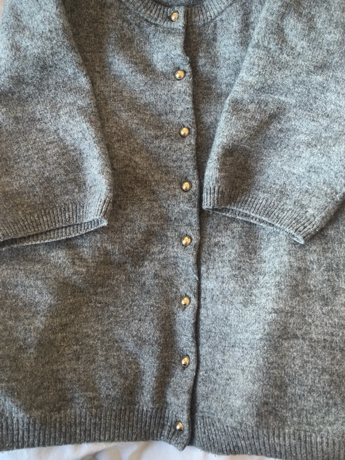 Grå kortärmad kofta med pärlknappar - 1