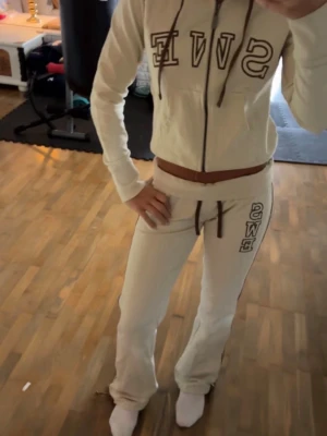 Mjukisset med swe tryck - Kofta med dragkedja, och mjukisbyxor med snöre. Det står storlek M men det är vintage och jag skulle säga att det är S då jag själv använder xs/s. Settet är i gott skick och är jätte skönt!💕