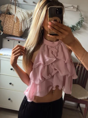 Rosa volang halterneck topp - volang topp från SHEIN. Köpte förra året men har aldrig använt då den inte riktigt är min stil. Skriv för fler bilder💕