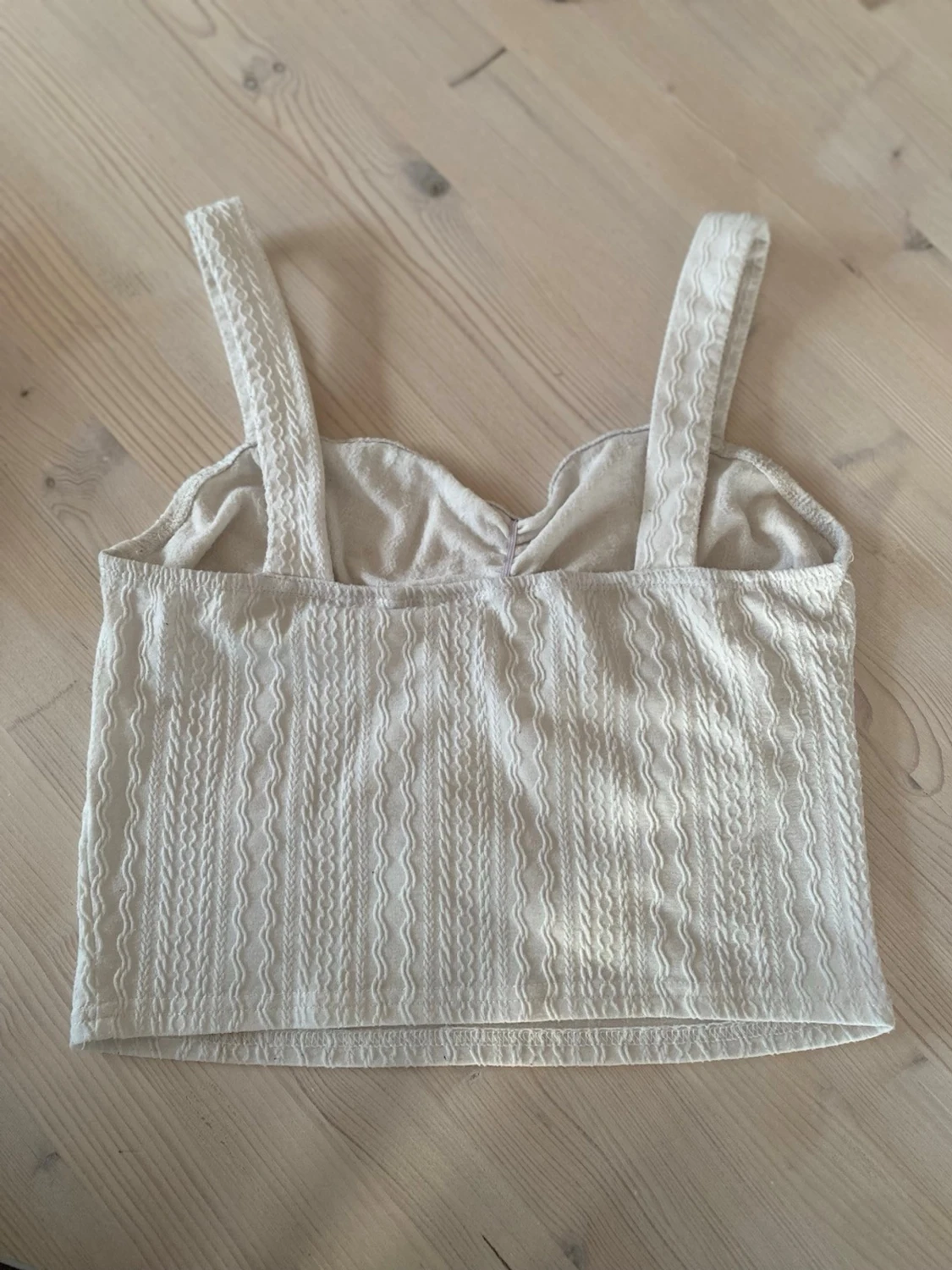 Beige croppad linnetopp med struktur - 1