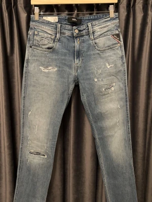 Replay anbass  - Replay anbass - skick 9/10, mycket fint skick! - storlek 28/34, men passar 32 i längd, alltså 28/32 - feta och sköna jeans med snygga slitningar! - hör av er vid frågor🤝🙌