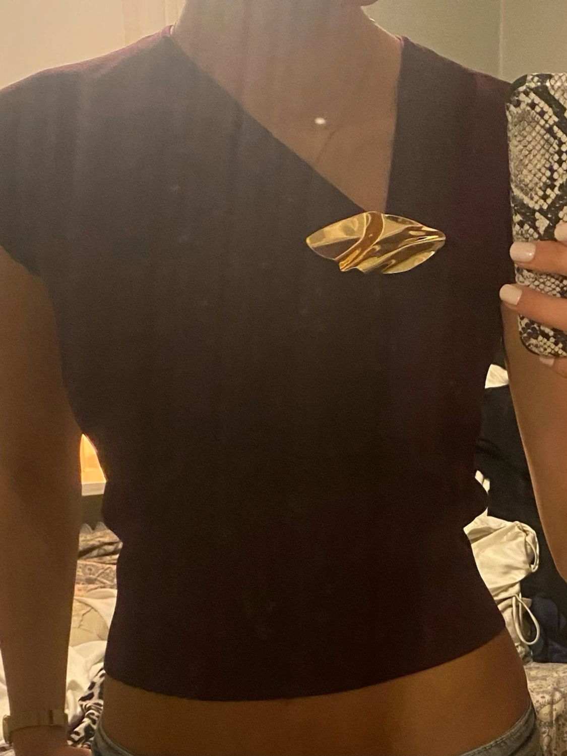 Vinröd topp från Zara med gulddetalj - 1