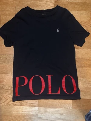 POLO Ralph Lauren T-shirt  - Storlek 152 barn och är i fint skick. Rensar min gamla garderob. 