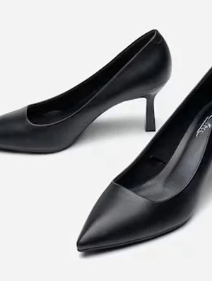 Skitsnygga svarta pumps - Stilrena svarta pumps med spetsig tå och stilett klack! Skitsnygga svarta pumps som är oanvända alltså i nyskick. Köpta för 400