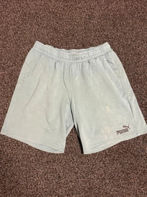 Puma Mjukisshorts  - Mjukisshorts från Puma i storlek XL. Lite fläckar som är inte jätte synliga på ena sidan. I blå/grön färg. 