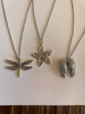 3 halsband  - Jag och dottern gör halsband och säljer nu här nån/några av favoriterna  .  Halsband är rostfritt stål 50cm, berlock är zinklegering . Priserna är fasta 